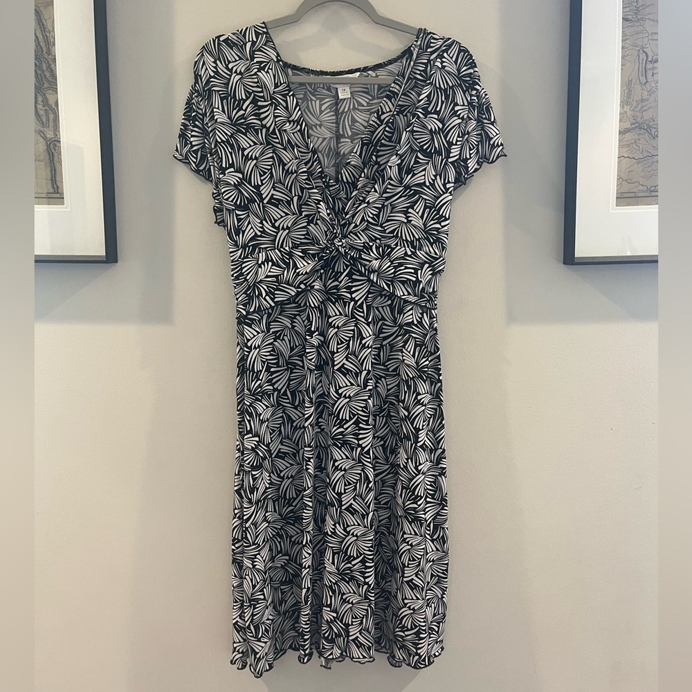 CJ Banks Black and White Leaf Pattern knee length Dress